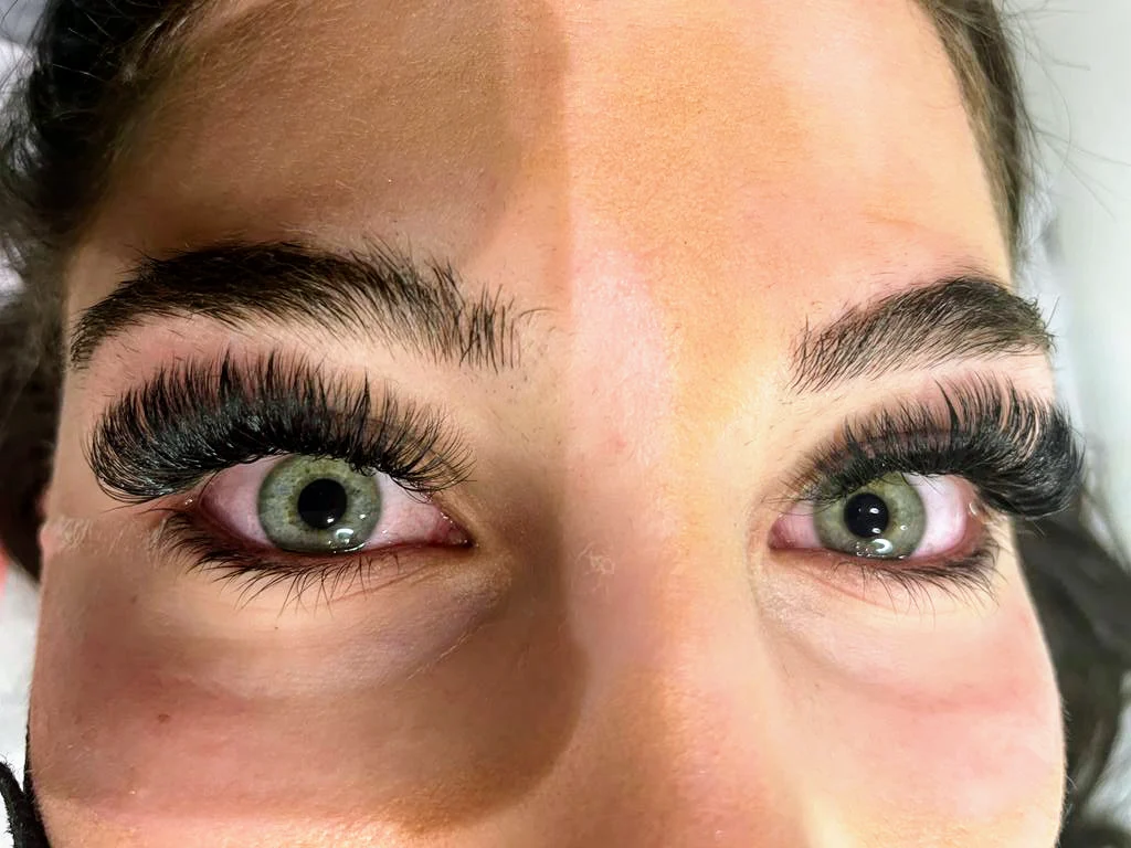 Dramatic fanned lash extensions on green eyes